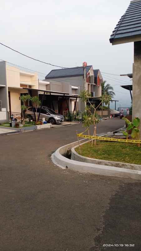 rumah pinggir jalan raya