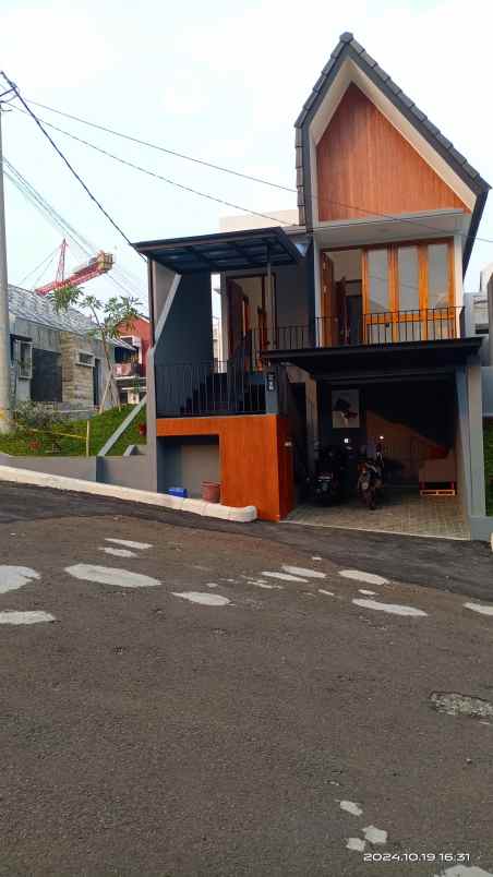 rumah pinggir jalan raya