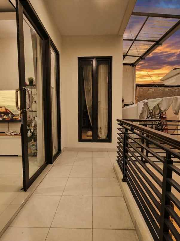 rumah second bergaya bali modern di cilangkap jaktim