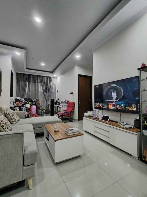 rumah second bergaya bali modern di cilangkap jaktim