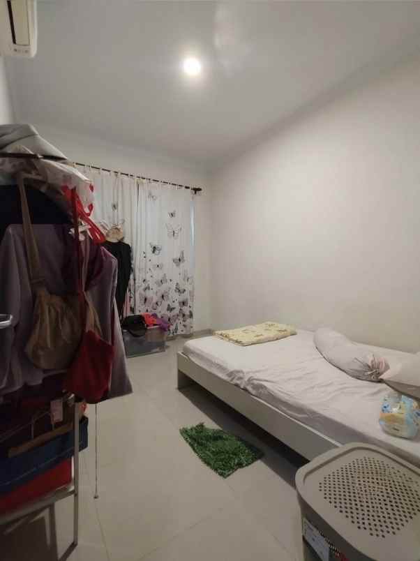 rumah second bergaya bali modern di cilangkap jaktim