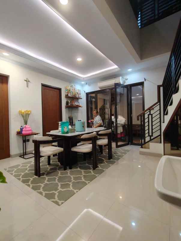rumah second bergaya bali modern di cilangkap jaktim