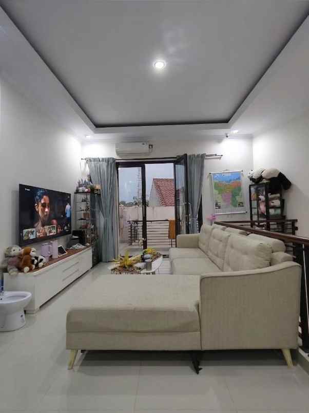rumah second bergaya bali modern di cilangkap jaktim