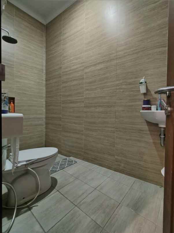 rumah second bergaya bali modern di cilangkap jaktim