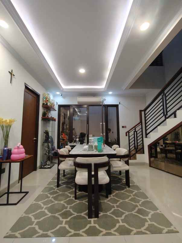 rumah second bergaya bali modern di cilangkap jaktim