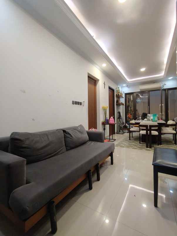 rumah second bergaya bali modern di cilangkap jaktim