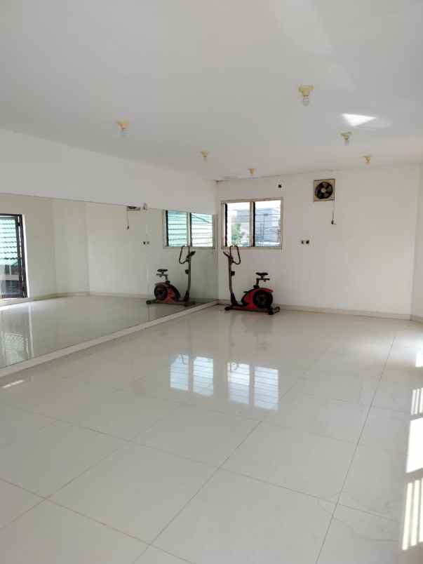 rungkut asri rumah 2 lantai full furnish row 2 mobil