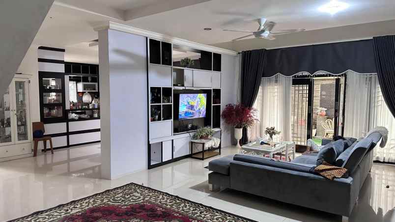 dijual cafe rumah mewah 2 lt tanah luas 1 467m