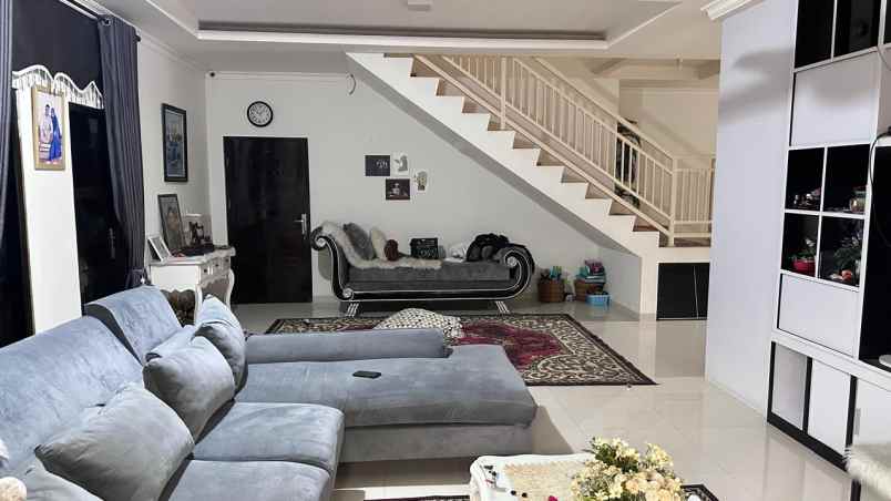 dijual cafe rumah mewah 2 lt tanah luas 1 467m