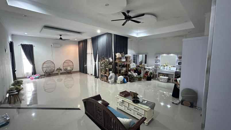 dijual cafe rumah mewah 2 lt tanah luas 1 467m