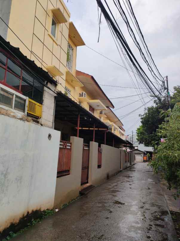 dijual kost jl jati padang