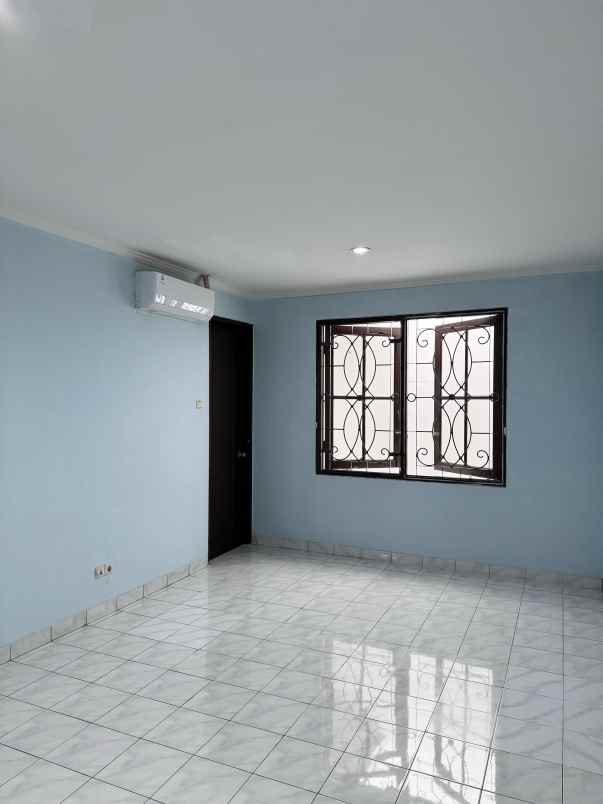 dijual rumah 2 lantai di daan mogot baru jakarta barat