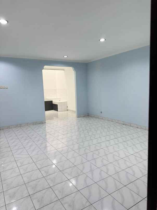 dijual rumah 2 lantai di daan mogot baru jakarta barat