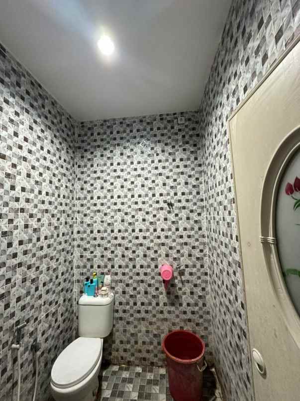 dijual rumah 2 lantai setro baru