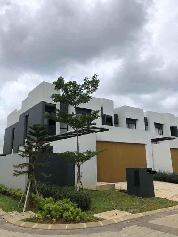 dijual rumah baru hook di shila sawangan