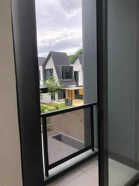 dijual rumah baru hook di shila sawangan