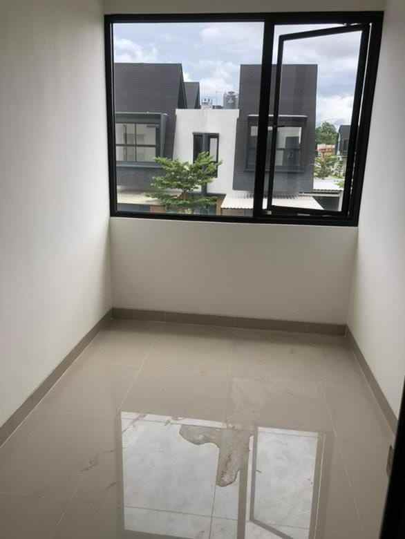 dijual rumah baru hook di shila sawangan