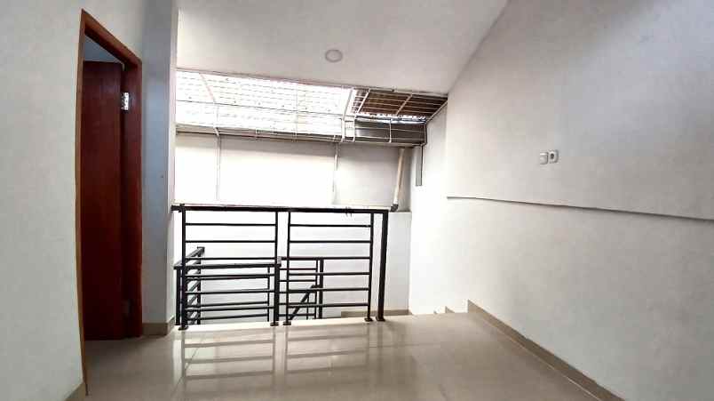 dijual rumah belakang mall kelapa