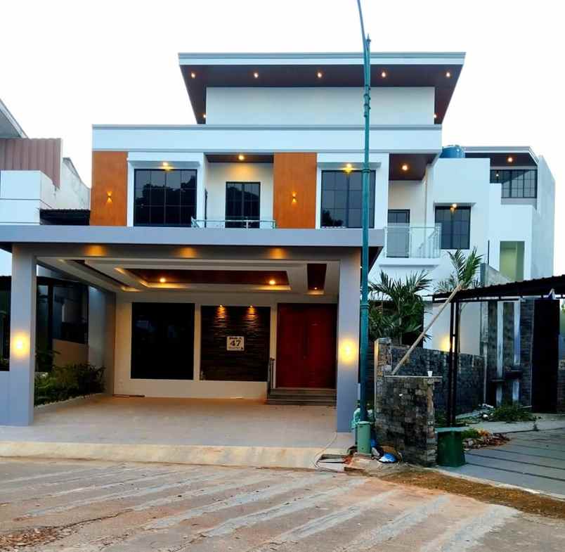 dijual rumah beverly