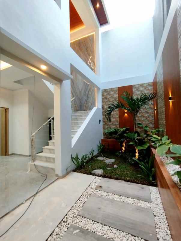 dijual rumah beverly