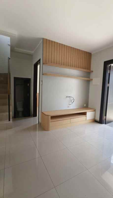 dijual rumah cluster regia summarecon