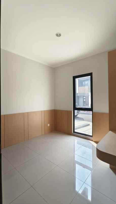 dijual rumah cluster regia summarecon