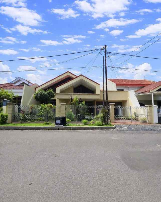 dijual rumah dharmahusada indah timur