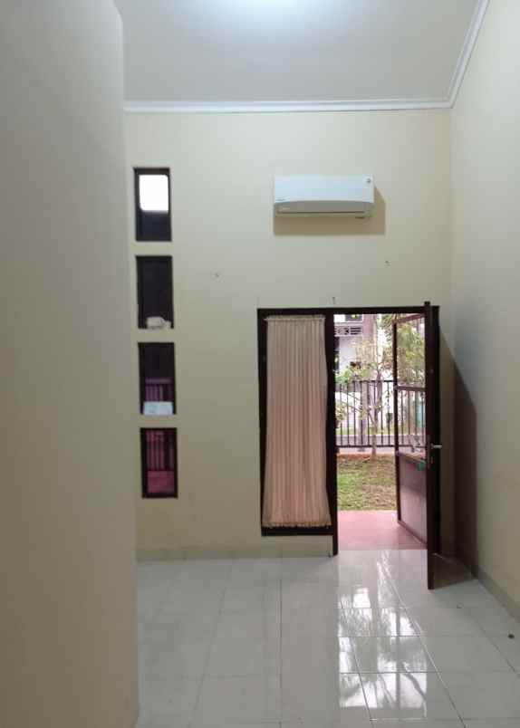 dijual rumah di cluster aralia harapan indah