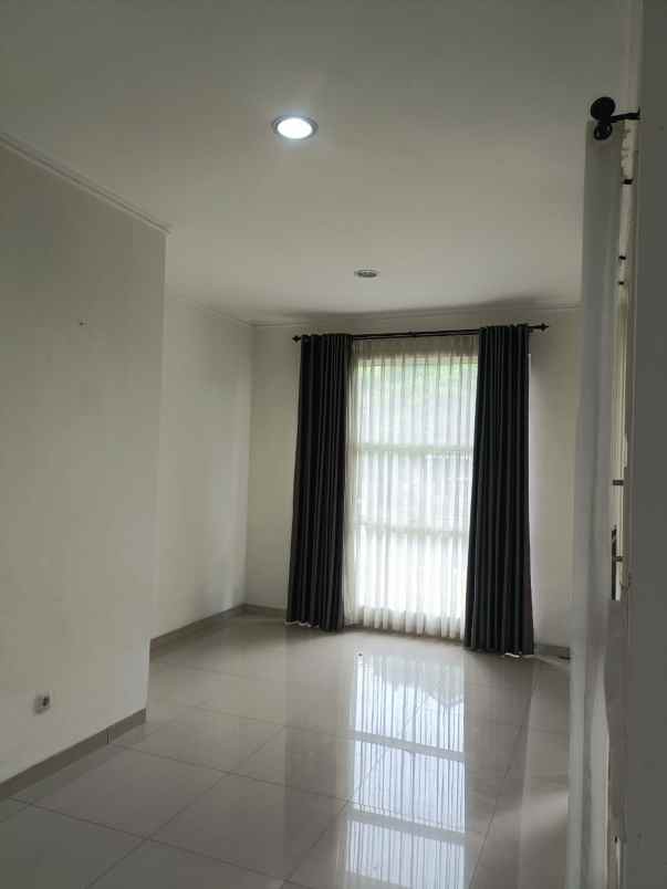 dijual rumah di cluster exclusive suvarna sutera