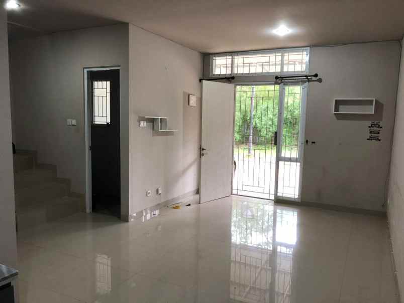 dijual rumah di parkville serpong