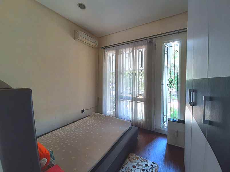 dijual rumah golf lake residence kalideres