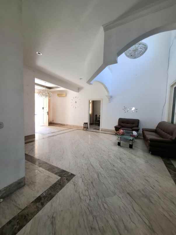 dijual rumah hook apa adanya di legenda wisata cibubur