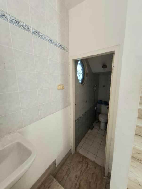 dijual rumah hook apa adanya di legenda wisata cibubur