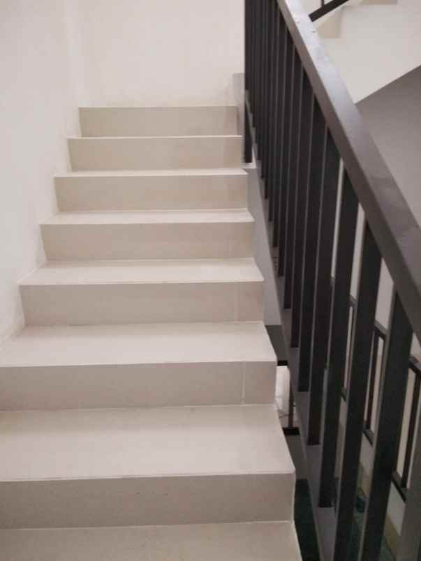 dijual rumah jalan grand pakuwon