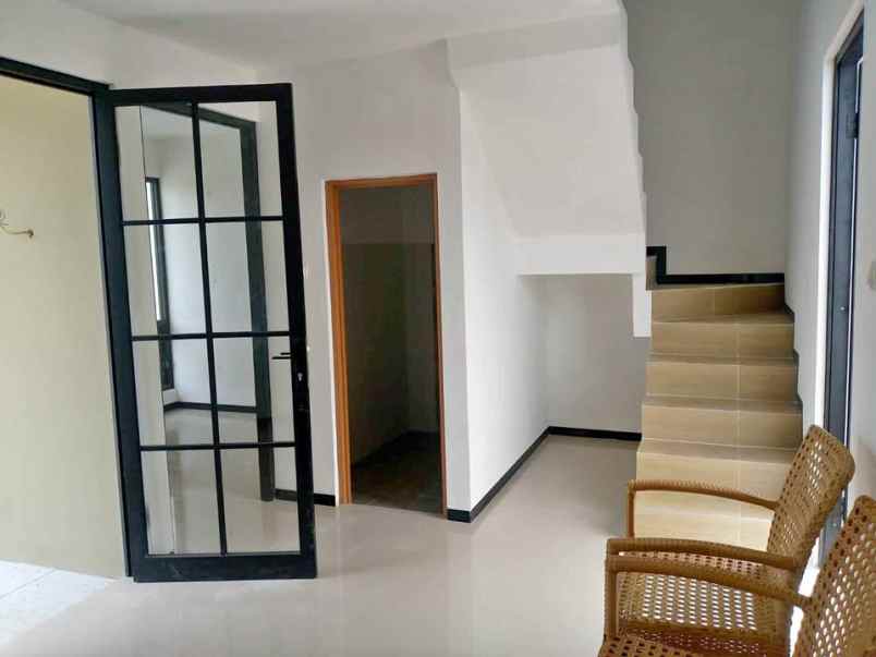 dijual rumah jalan gunung sari krajan