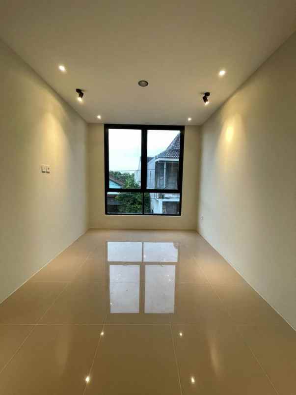 dijual rumah jalan kaliurang km 8