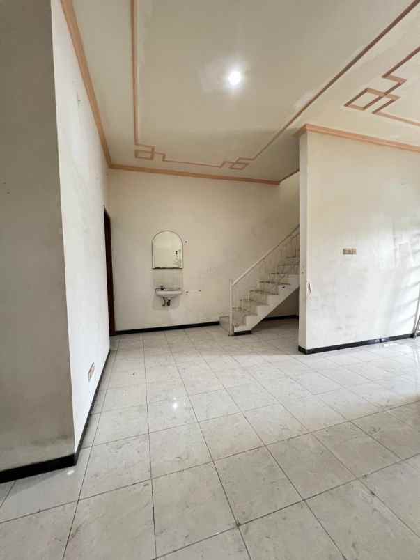 dijual rumah jalan lebak indah regency