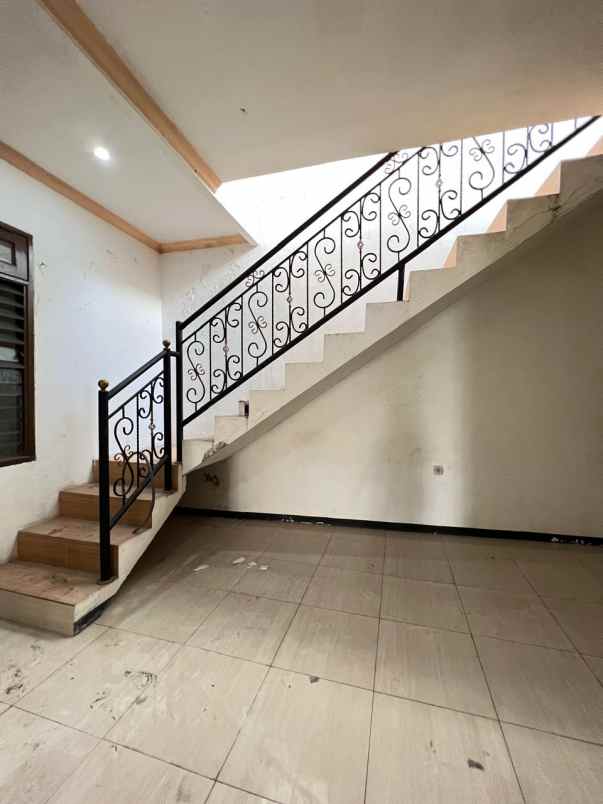 dijual rumah jalan lebak indah regency