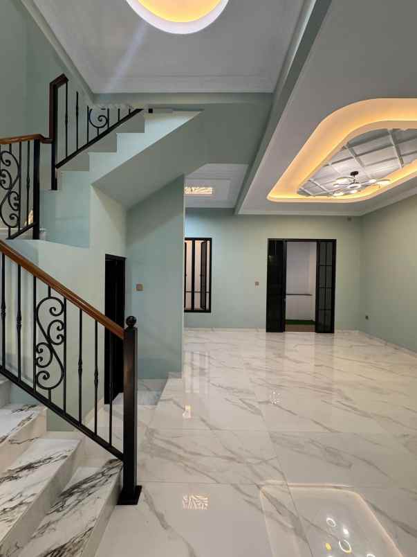 dijual rumah jalan raya jagakarsa