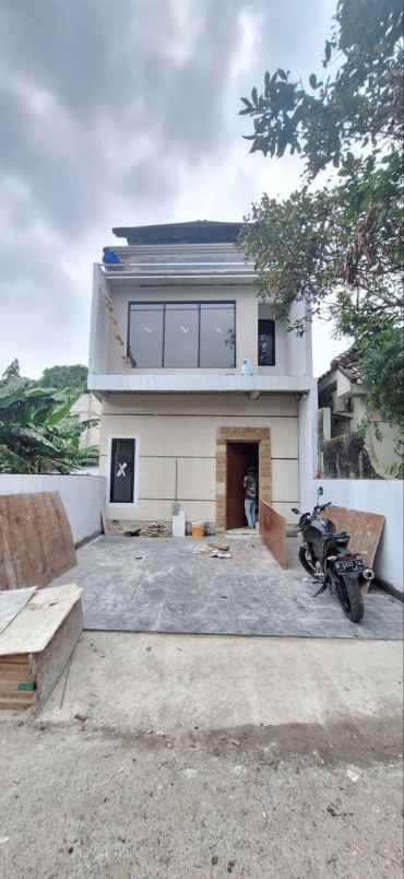 dijual rumah jl dr ratna perum