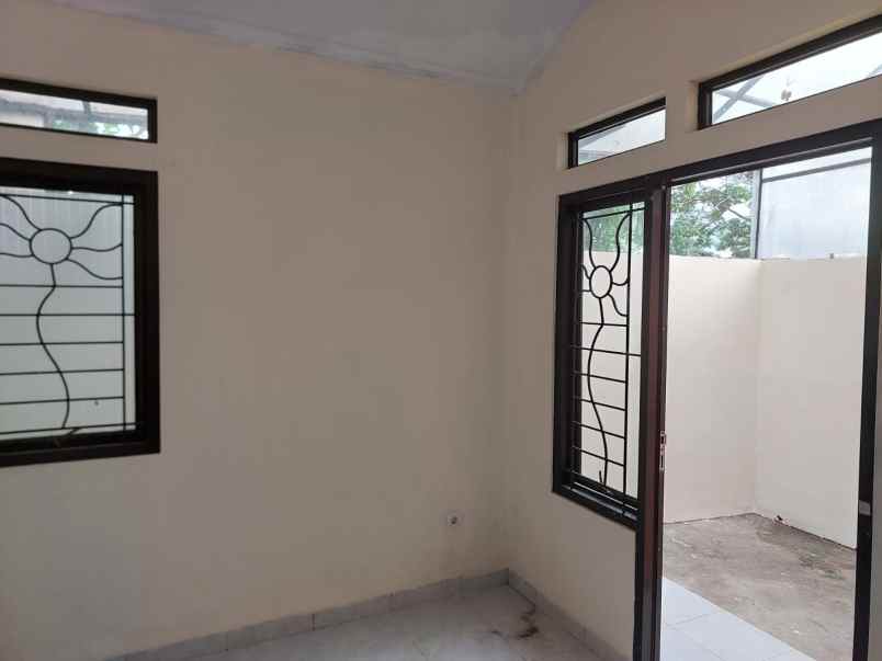 dijual rumah jl hani biru