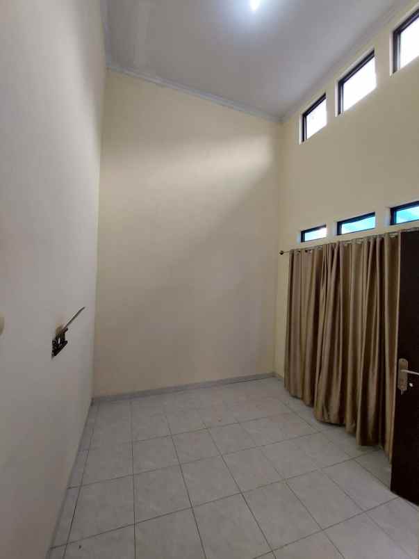 dijual rumah jl hani biru