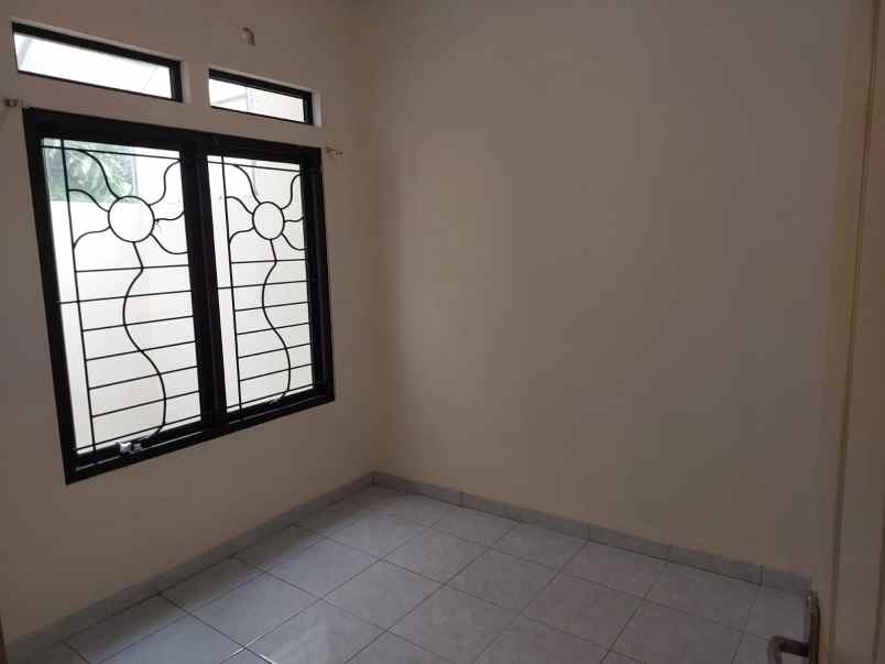 dijual rumah jl hani biru