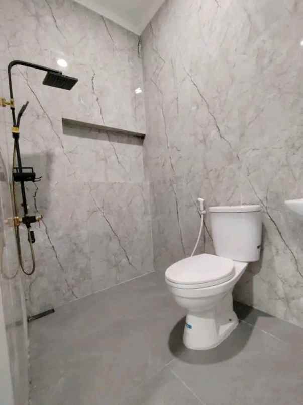 dijual rumah jl raya tajem