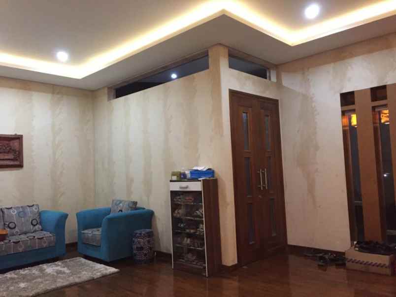 dijual rumah jl singgasana pradana