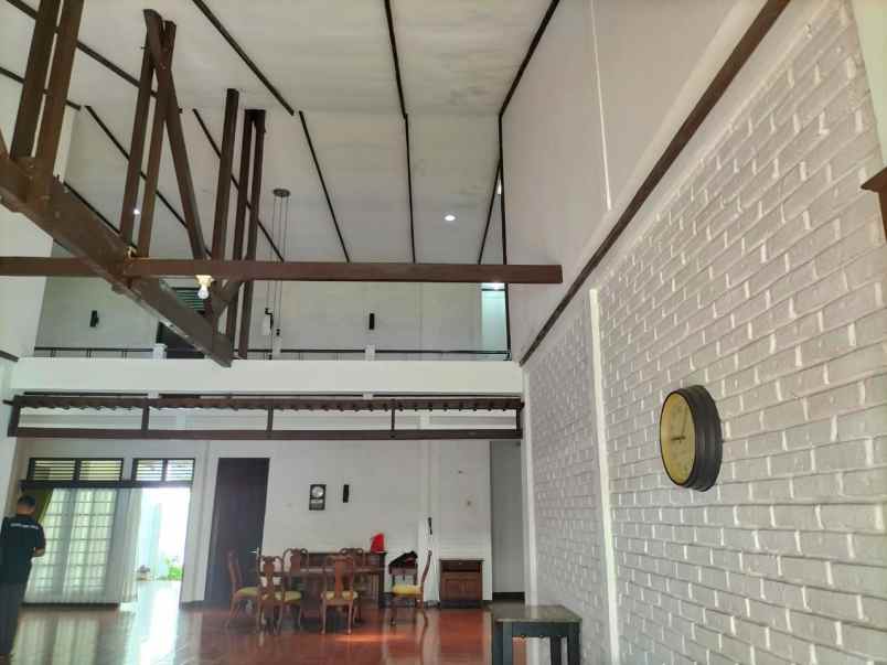 dijual rumah jl suryalaya barat