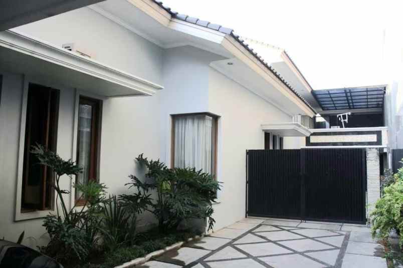 dijual rumah jln kusuma atmaja