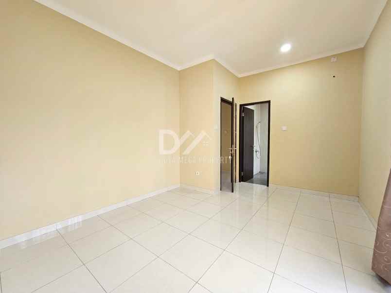 dijual rumah klub keluarga graha raya