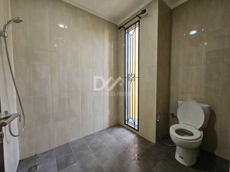 dijual rumah klub keluarga graha raya