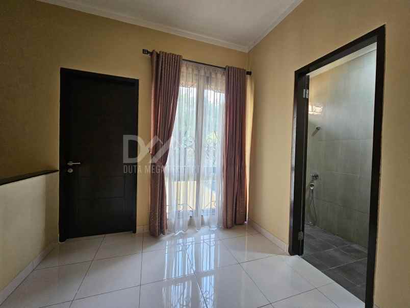 dijual rumah klub keluarga graha raya